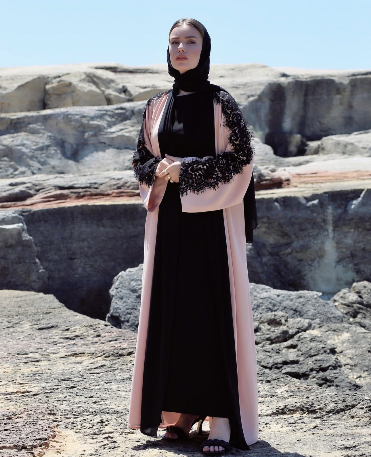 Dantel Detaylı Abaya Pudra