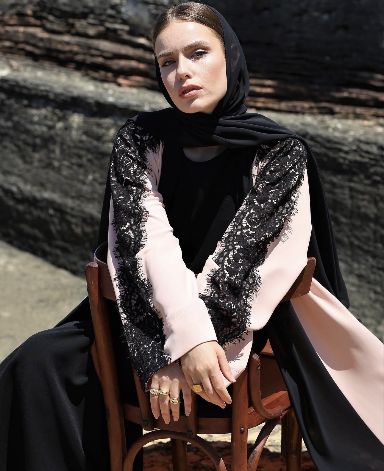 Dantel Detaylı Abaya Pudra