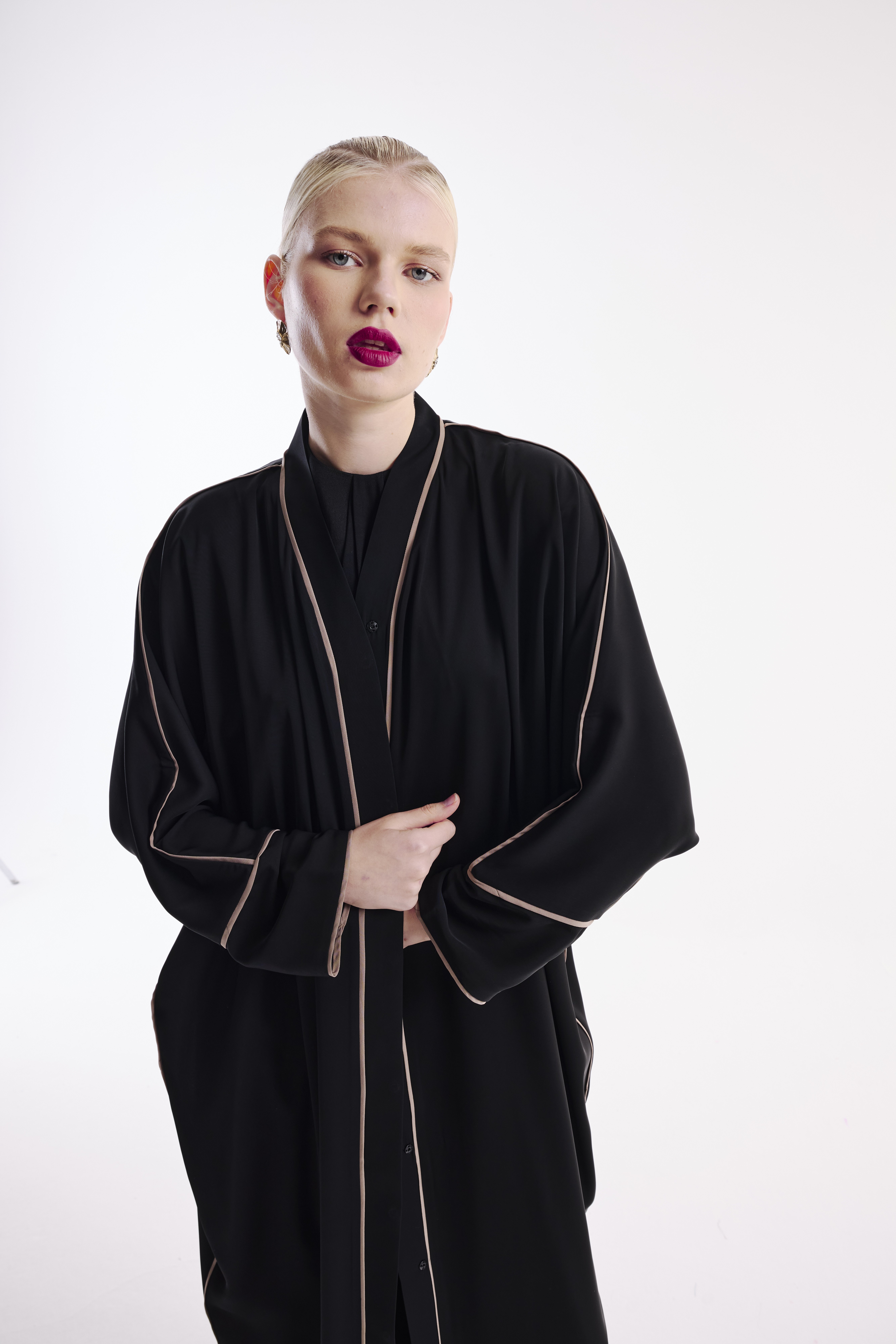 Abaya en vison avec passepoil noir