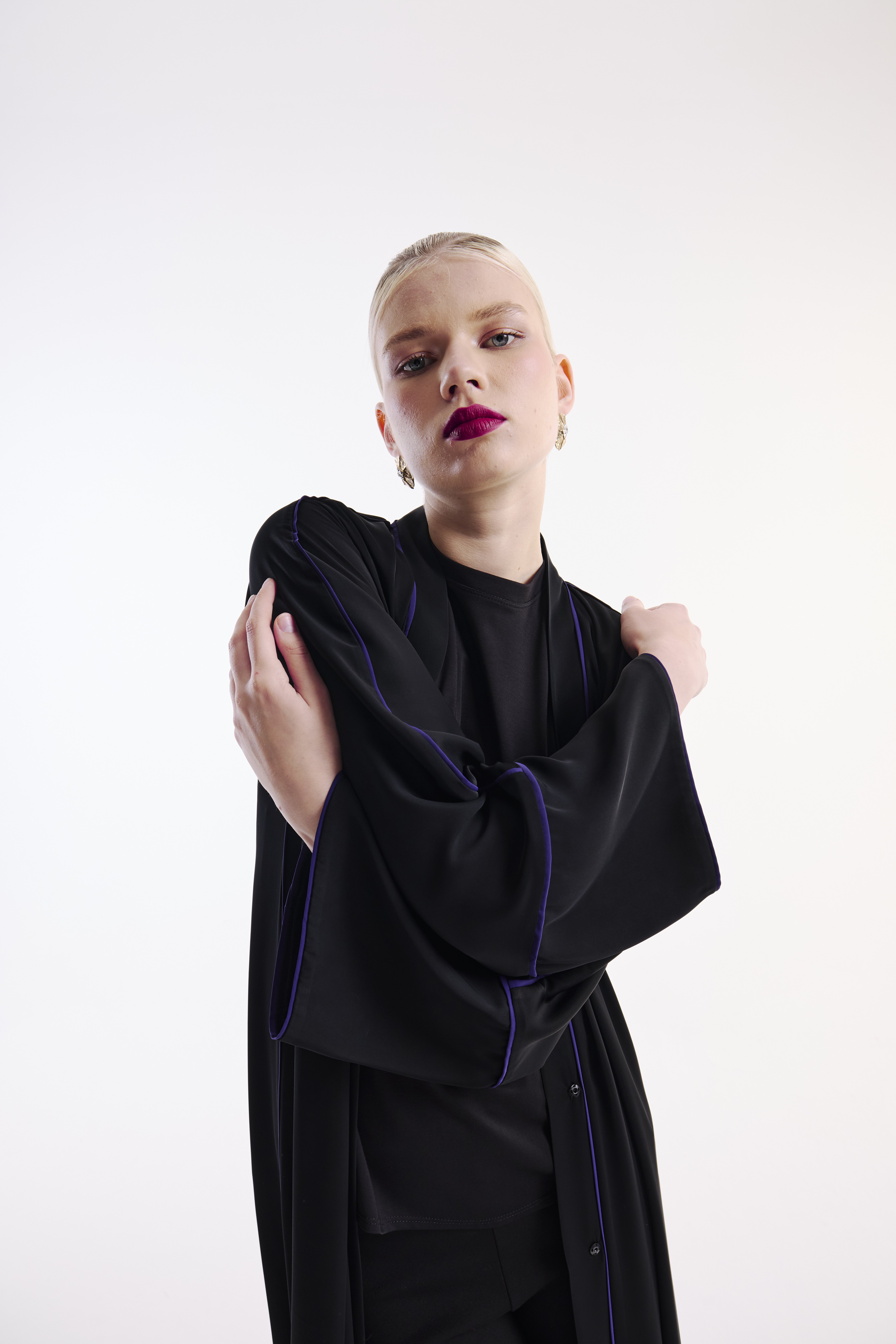 Abaya noire avec passepoil violet