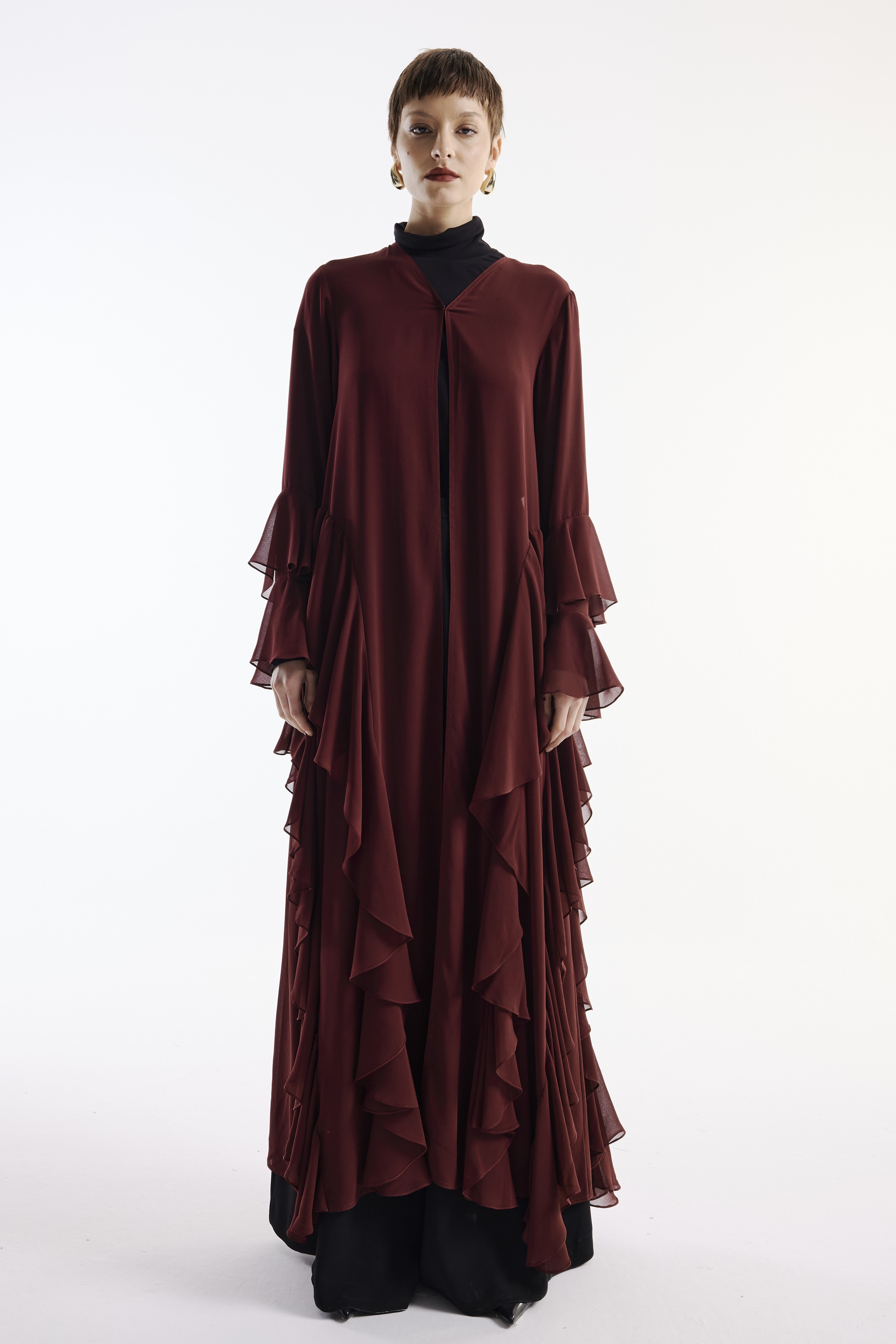 Abaya en mousseline de soie avec volants bordeaux détaillés + châle