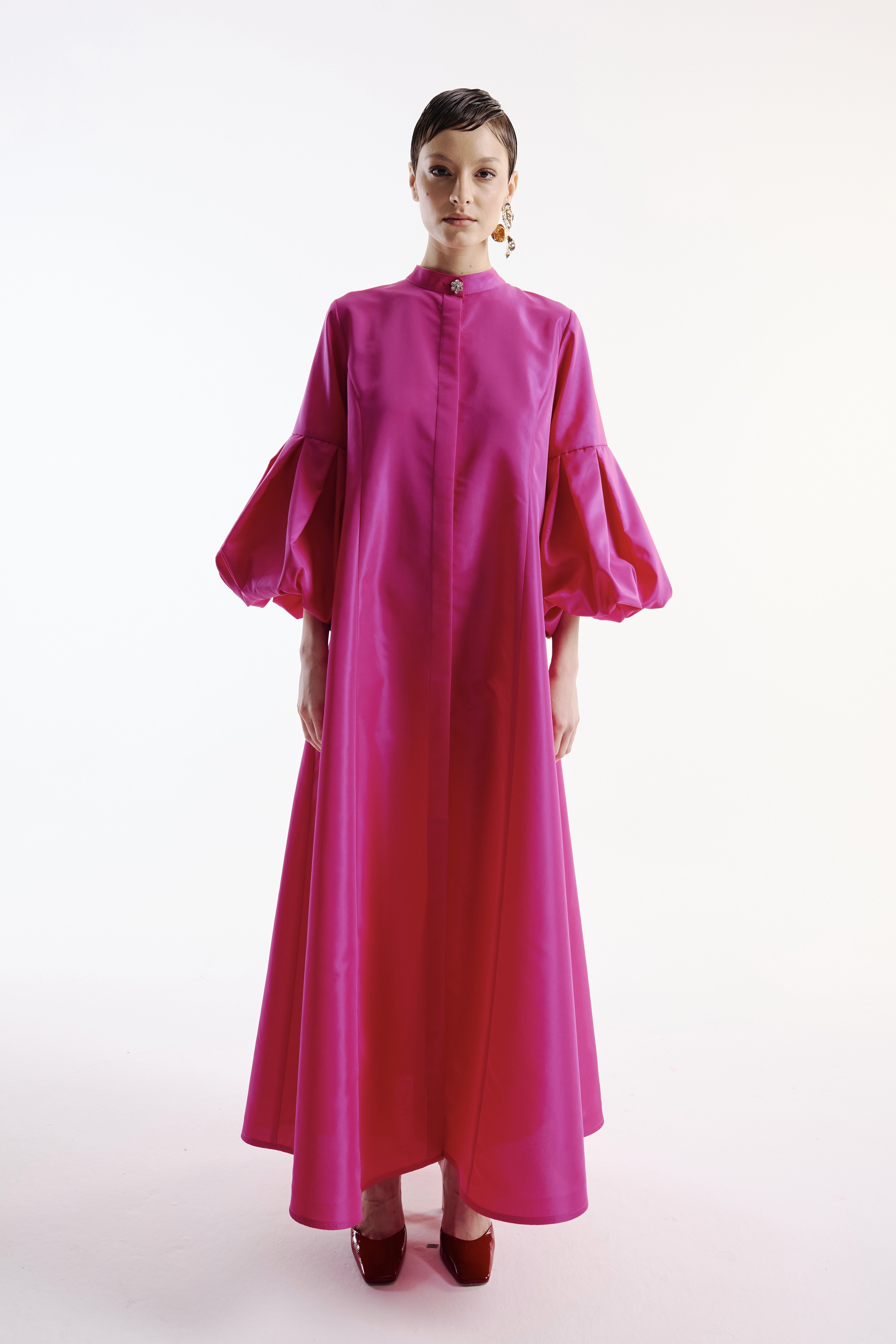 Robe en taffetas à manches plissées et détails fuchsia
