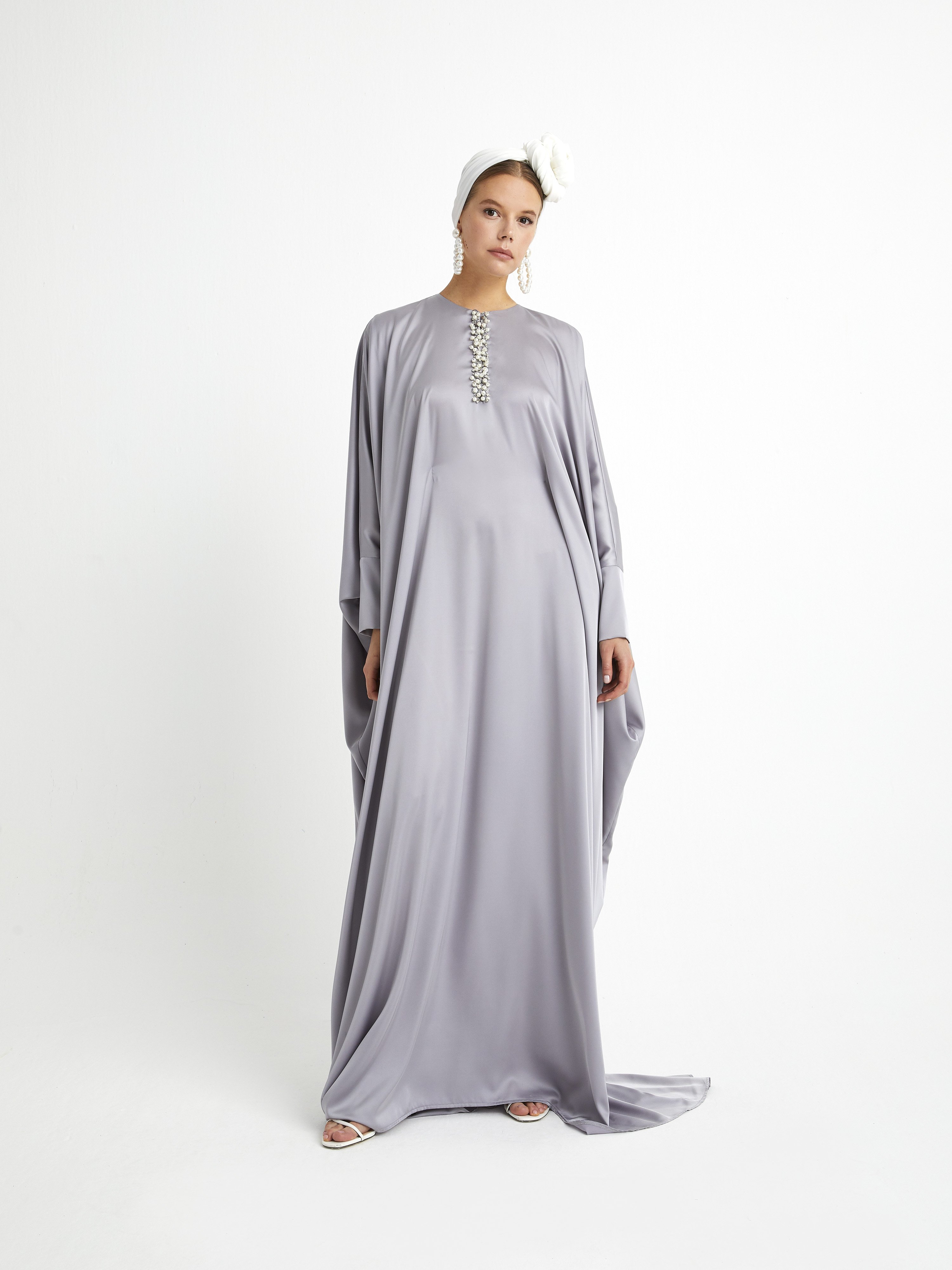 Taş İşlemeli İpeksi Saten Elbise Gri