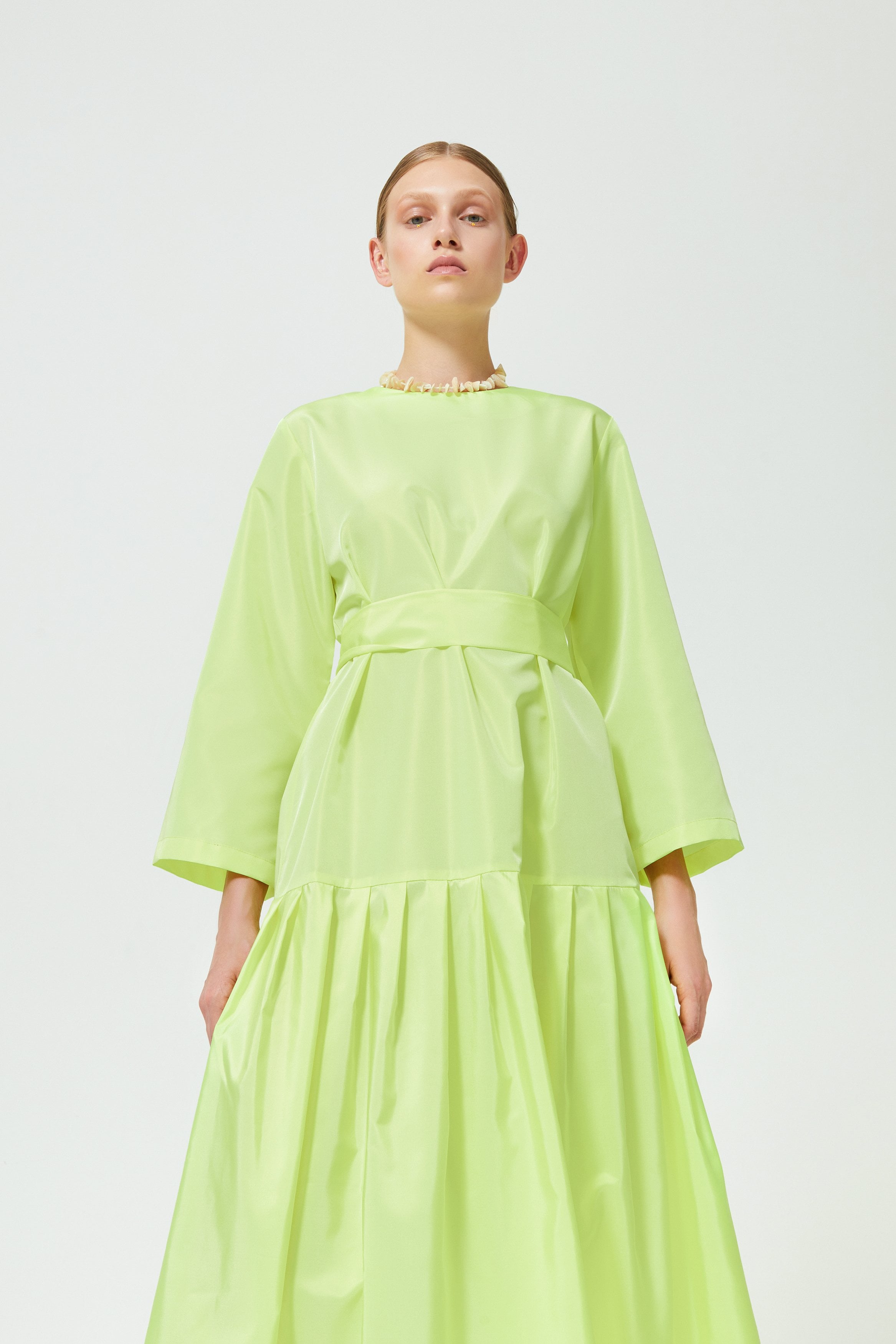 Robe en taffetas plissée jaune citron