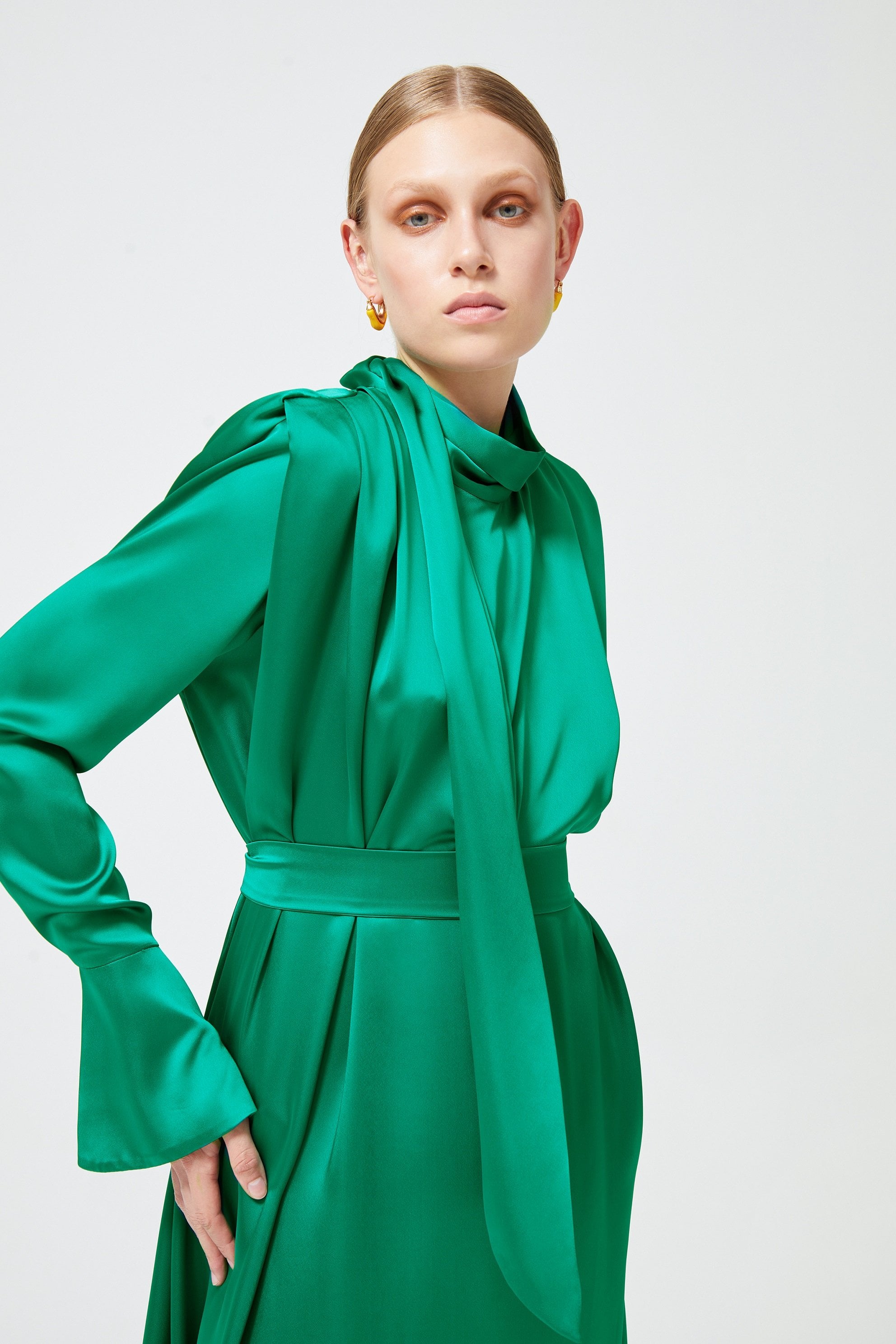 Robe en satin vert émeraude
