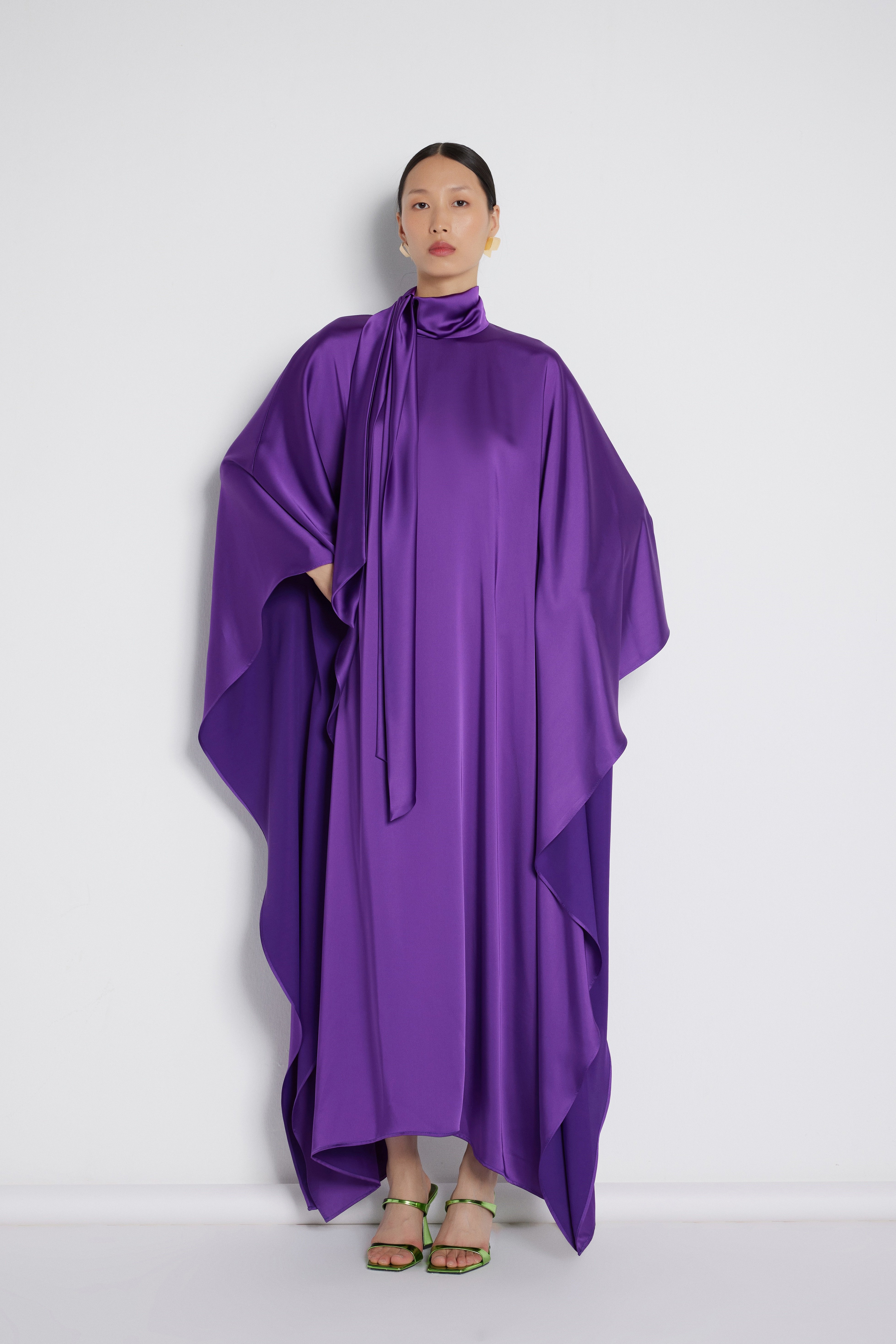 Robe en satin à col noué violet