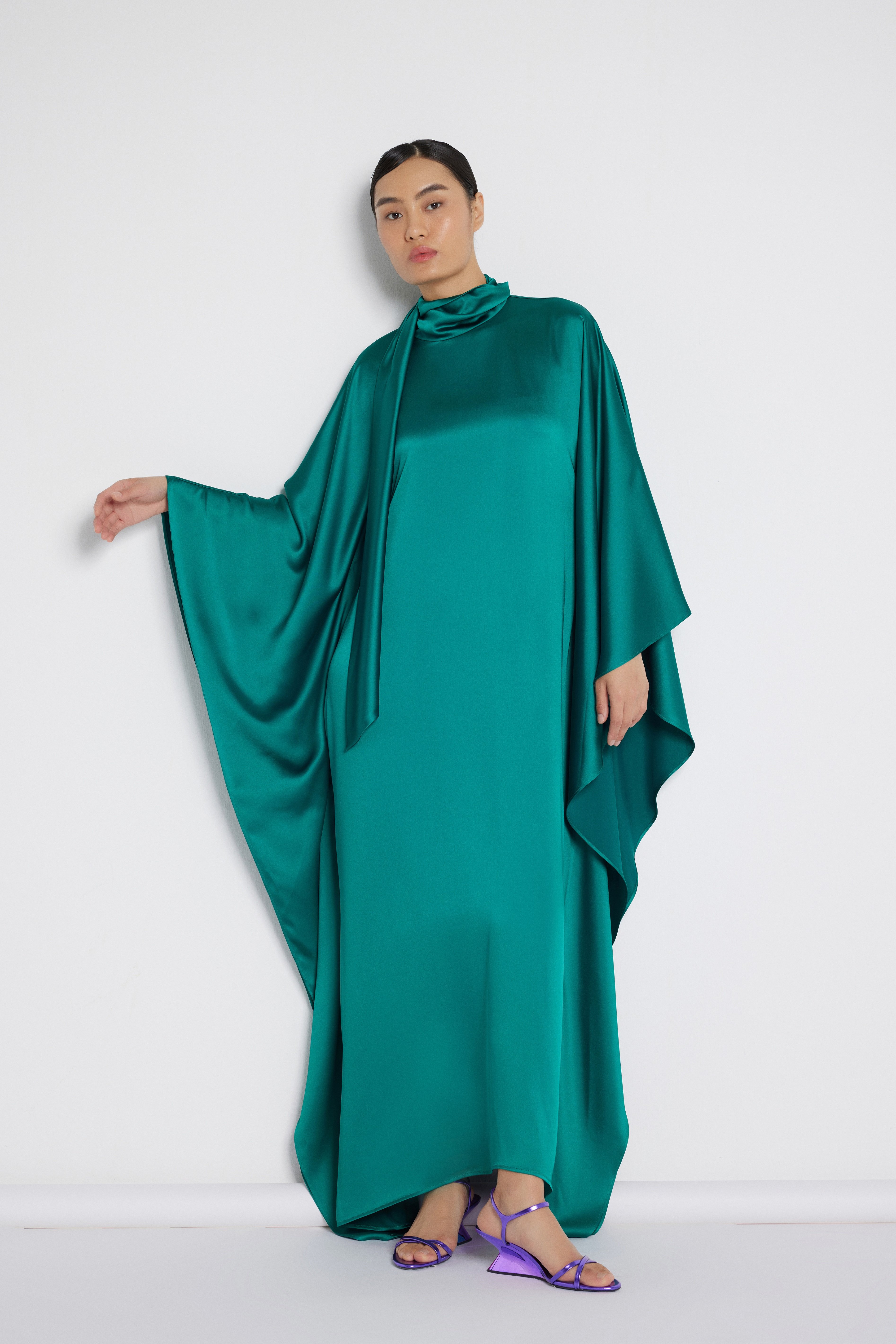 Robe en satin à col noué vert émeraude