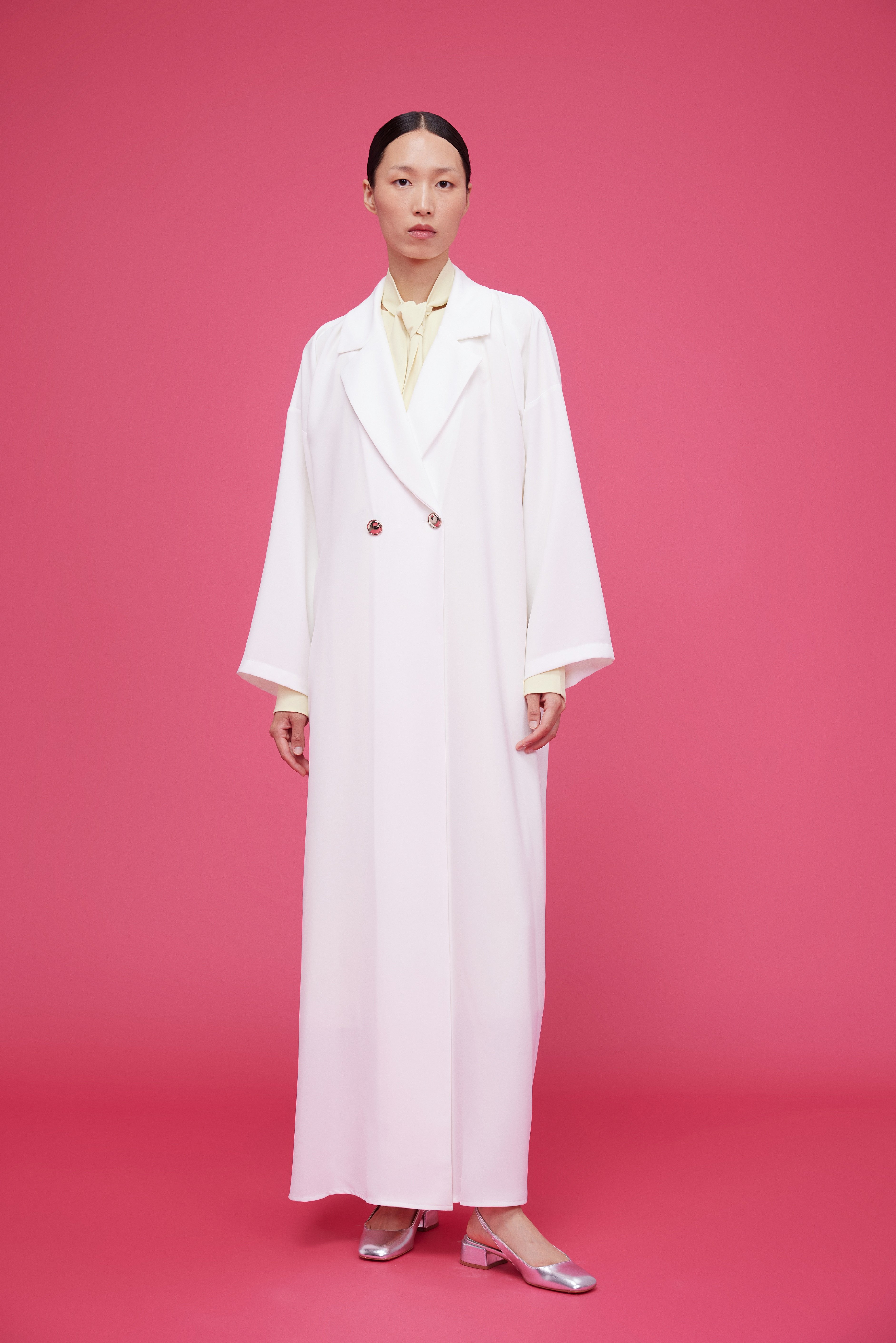 Abaya blanche à double boutonnage et boutons en métal