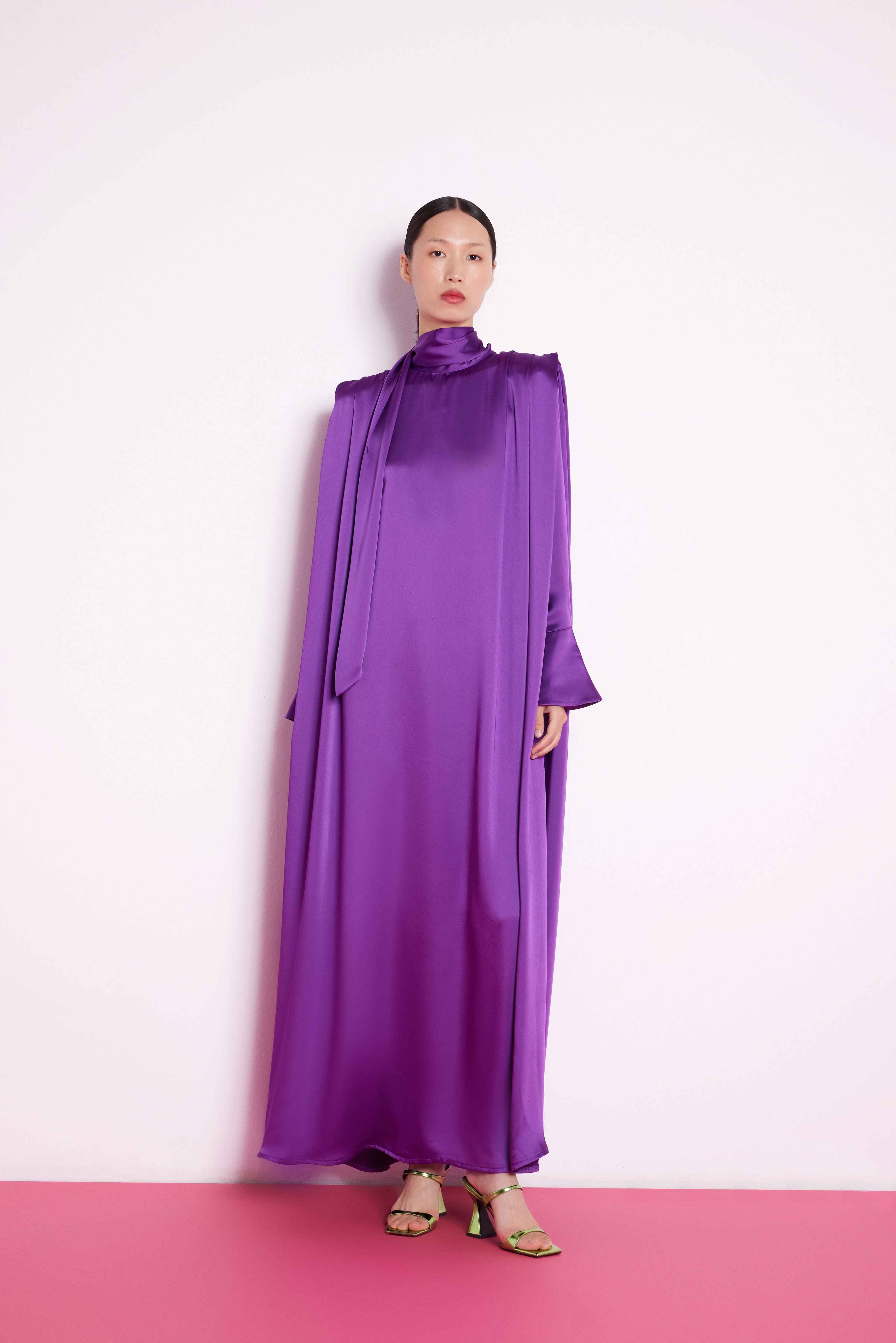 Robe en satin à manches longues violettes